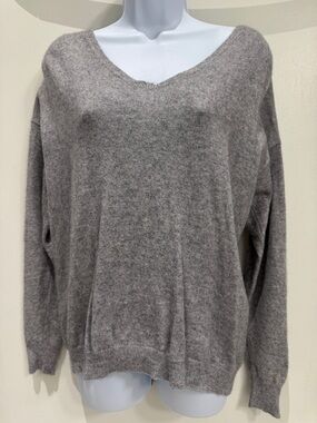 Aqua: 100% Cashmere Soft V-Neck-Lace Back Sweater in Heather Gray